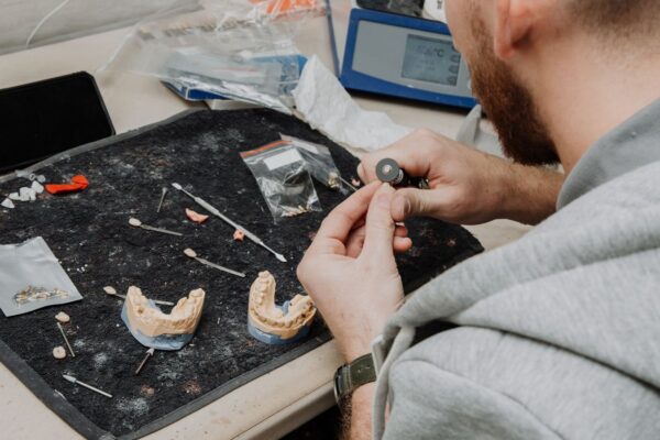 Peut-on voir un prothésiste dentaire sans passer par le dentiste ?